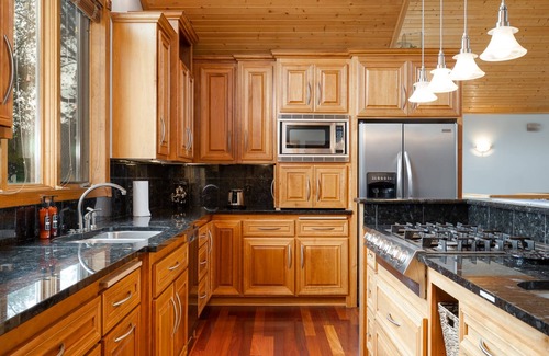 Champlin House | Manor on the River, 5,000 SQFT, Hot Tub & Kayaks