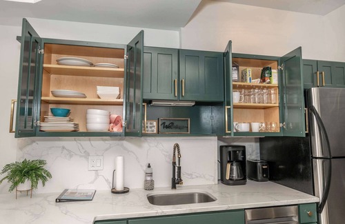 Mount Auburn House | Mansfield Retreat – A Chic Downtown Experience!