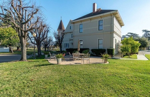 Salinas House | Mansion 10 suites Near Laguna Seca Race Track & Monterey