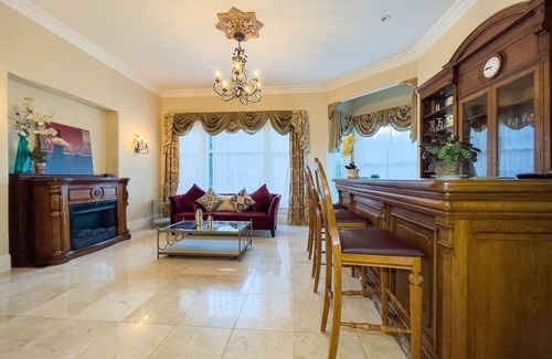 Salinas House | Mansion 10 suites Near Laguna Seca Race Track & Monterey