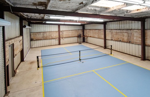 Duncanville House | Mansion + Guesthouse! Uncommon Grounds Dallas! Pool, Pickleball, Basketball!