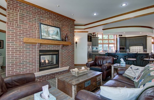 Tainter Lake House | Mansion on Lake Tainter. Sleeps 20-28 guests. Jacuzzi tub,private en-suite rooms