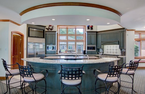 Tainter Lake House | Mansion on Lake Tainter. Sleeps 20-28 guests. Jacuzzi tub,private en-suite rooms