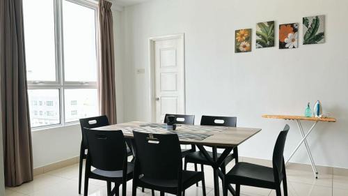 Downtown George Town Apartment | Mansion One Gleneagles Gurney Infinity Seaview Suite