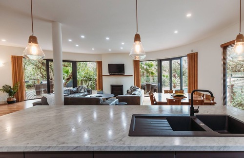 Sandy Point House | Manuka Retreat; Minutes' walk to the beach or Relax poolside, Wi-Fi, Linen