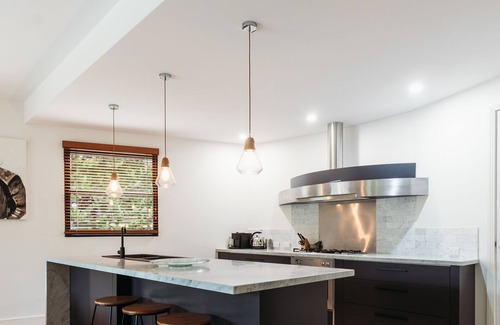 Sandy Point House | Manuka Retreat; Minutes' walk to the beach or Relax poolside, Wi-Fi, Linen