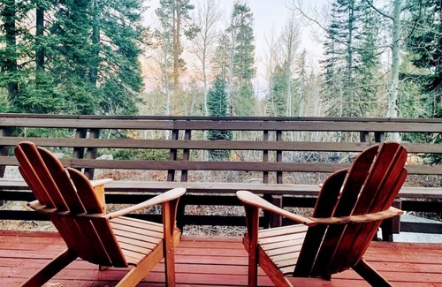 Ponderosa Cabin | MANY beds! Pets OK! Minutes to Trail of 100 Giants, Sequoias, Rivers! WD, WiFi