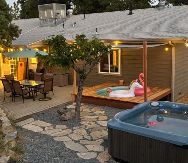Mariposa House | Manzanita Hill-35 miles to Yosemite, 10 miles to Mariposa with 8 person spa