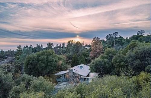 Mariposa House | Manzanita Hill-35 miles to Yosemite, 10 miles to Mariposa with 8 person spa