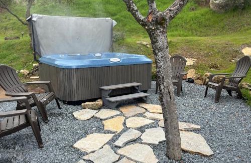 Mariposa House | Manzanita Hill-35 miles to Yosemite, 10 miles to Mariposa with 8 person spa