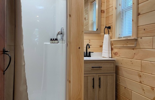 Alden Cottage | MAPLE COTTAGE - Lakefront on Thayer Lake in Alden with WiFi, AC