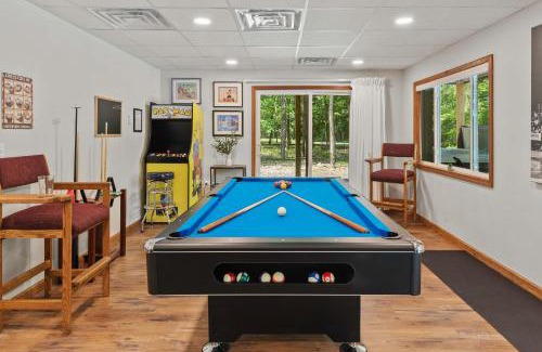 Briar Crest Woods House | Maple Oasis by AvantStay Newly Built w Hot Tub Game Room Fire Pit