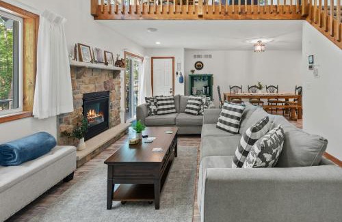 Briar Crest Woods House | Maple Oasis by AvantStay Newly Built w Hot Tub Game Room Fire Pit