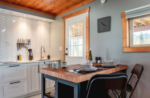 Golden House | Maple Ranch Tiny House/Cabin WiFi Sleeps 4 Golden