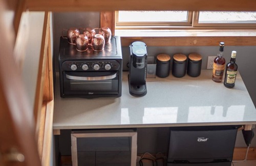 Golden House | Maple Ranch Tiny House/Cabin WiFi Sleeps 4 Golden