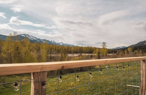 Golden House | Maple Ranch Tiny House/Cabin WiFi Sleeps 4 Golden