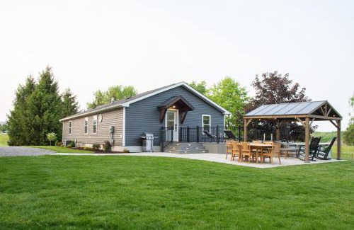Dundee House | Maple Retreat with Big Pool