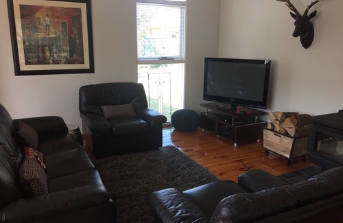 Bright Cottage | Maple Rose Cottage - pet friendly - park the car and walk everywhere!