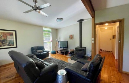 Bright Cottage | Maple Rose Cottage - pet friendly - park the car and walk everywhere!