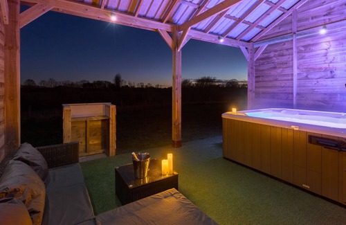 Coleford Cabin | Maple Stylish Executive Pod, Large Hot Tub, Stunning Views