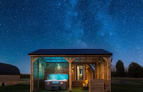 Coleford Cabin | Maple Stylish Executive Pod, Large Hot Tub, Stunning Views