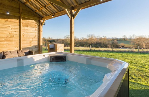 Coleford Cabin | Maple Stylish Executive Pod, Large Hot Tub, Stunning Views