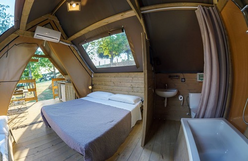 Sant'Elpidio a Mare Resort | Maple tree tent with pool