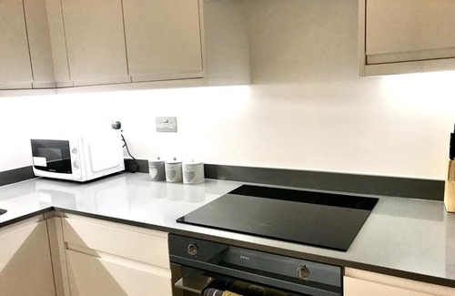 St Albans House | Maplewood luxurious one-bed flat with free parking