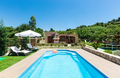 Xiro Chorio Villa | Maratho Villa, heated whirlpool, mini golf & more - Full privacy & 2 km to beach