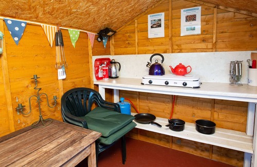 Huntingdon House | March Luxury Shepherd's Hut - Hot Tub - stunning location. Access to sauna.