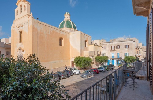 Favignana Apartment | MARETTIMO Superior Room with Balcony on the Square