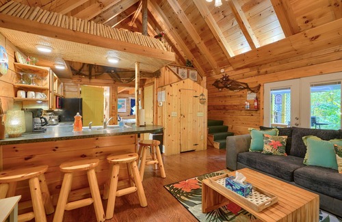 South Bloomingville Cabin | Margaritaville: Pet friendly cabin for 4 w/hot tub + tiki bar in Hocking Hills