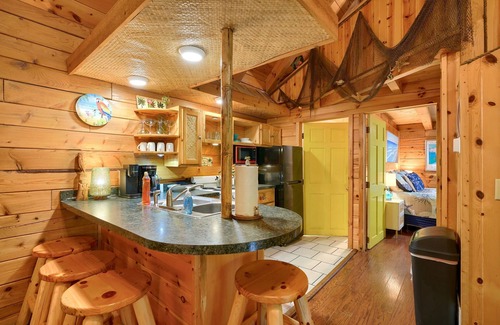 South Bloomingville Cabin | Margaritaville: Pet friendly cabin for 4 w/hot tub + tiki bar in Hocking Hills