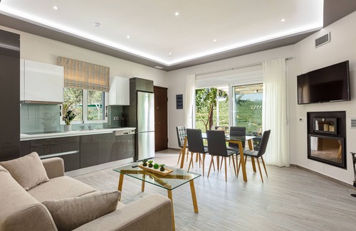 Filaki Villa | MariAndry Villa, Secluded Retreat with Pool & HotTub