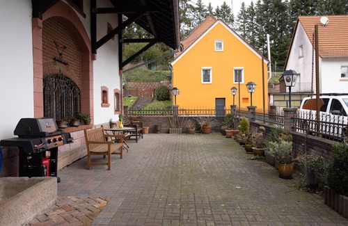 Frohnhofen House | Marie Eisen - The house for large groups