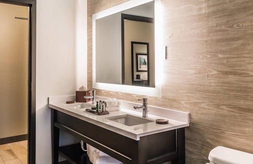 Chincoteague Hotel | Marina Bay Hotel & Suites, an Ascend Collection Hotel