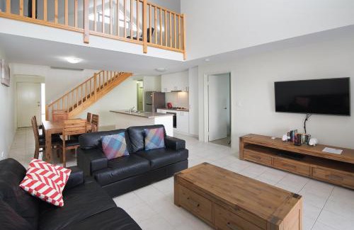 Geographe House | Marina Views- WIFI, 2x Kayaks, Private Jetty