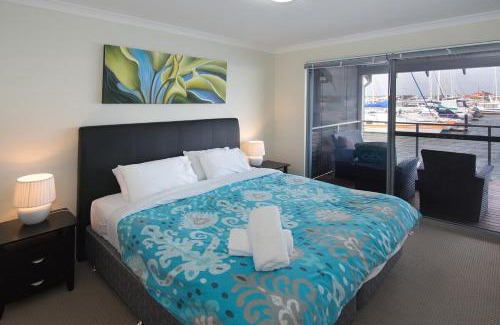 Geographe House | Marina Views- WIFI, 2x Kayaks, Private Jetty