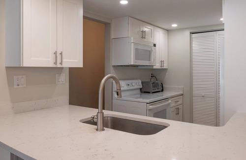 Marco Island Condo | Mariner Unit 3 #105 Charming 2-Bedroom Condo with Heated Pool – Perfect Monthly Retreat