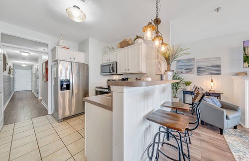 Huddleston Apartment | Mariners 2 BR Point condo 334