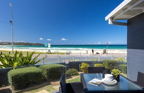 Mollymook Apartment | Mariners 3 - The closet apartment to Mollymook Beach, you can almost touch it!
