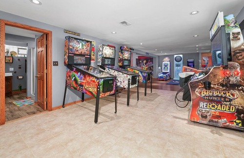 Garfield Ridge House | ⭐️ Mario's Pad ⭐️ Hot tub, Spa,Arcade 20 mins to city center 5 king beds