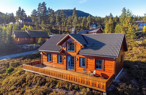 Vradal House | Marit's Hytte is a typical Norwegian holiday home, suitable for 6 to 8 people. Enjoy the fantastic view from the spacious veranda of this house.