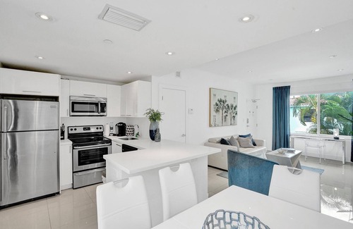 West Avenue Apartment | Maritime Suite 2BD/2BA South Beach Villa Monaco