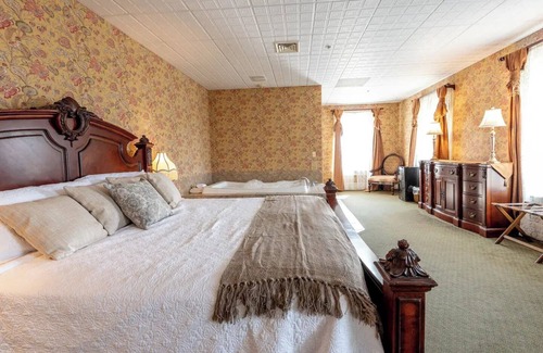 Geneseo Bed & Breakfast | Mark Twain Room - Big Tree Inn - In-Room Jacuzzinn