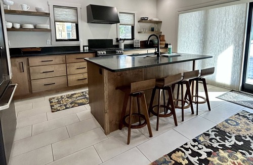 Cody House | Markham 46 - Modern Comfort in the Heart of Cody - Sleeps 10