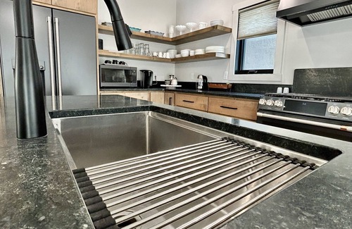Cody House | Markham 46 - Modern Comfort in the Heart of Cody - Sleeps 10