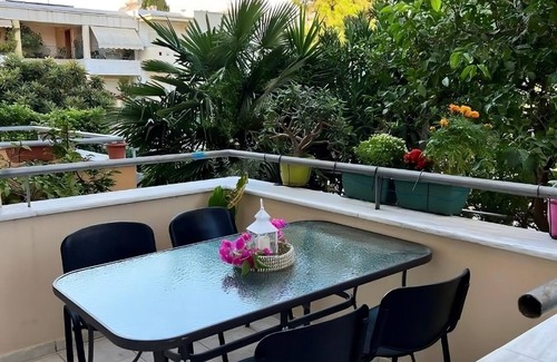 Vrilissia Villa | Marousi Escape - Conveniently situated - Quiet, Green & 5 min walk from trains