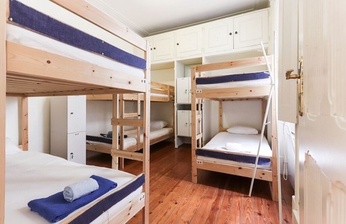 Santo Antonio Apartment | Marquês de Pombal | Private Bedroom 2 | 6 guests in Lisboa