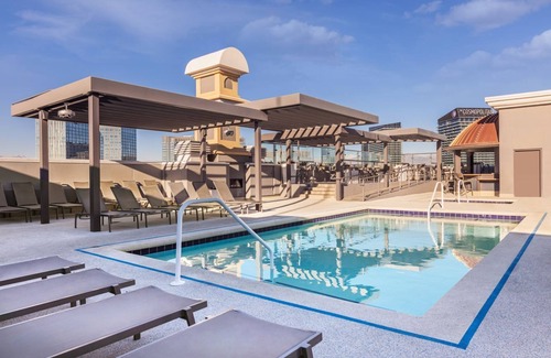 Las Vegas Apartment | Marriott Grand Chateau F1 Race Week 2 BR SUITE; Plus 2 Raider home games.